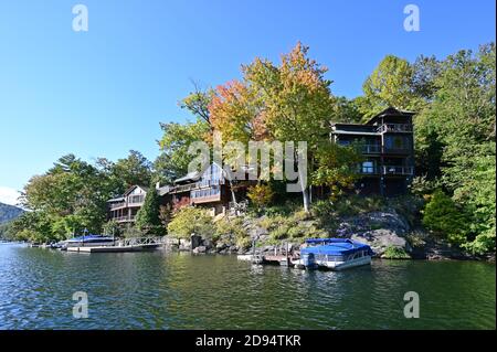 Lake Santeetlah, North Carolina - October, 2020 - Lake homes on lakeshore in autumn. Stock Photo