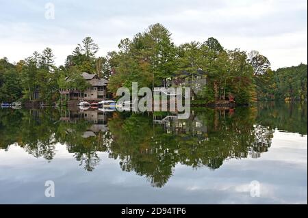 Lake Santeetlah, North Carolina - October, 2020 - Lake homes on lakeshore in autumn. Stock Photo