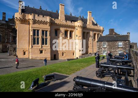 The Great Hall with the cannons of the Grand Battery on the walls of the Outer Close in the foreground – Stirling Castle, Scotland, UK Stock Photo