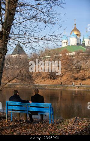intelligence agents meet in the Park to pass on classified information Stock Photo