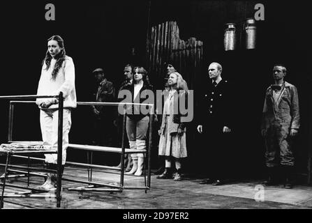 left: Jenny Agutter (Grace Gross)  centre, l-r: Lesley Sharp (Alice), Brenda Peters (Mrs May), David Shaw-Parker (Gilbert) in THE BODY by Nick Darke at the Royal Shakespeare Company (RSC), The Pit, Barbican Centre, London EC2  29/04/1983  design: Dermot Hayes  lighting: Michael Calf  director: Nick Hamm Stock Photo