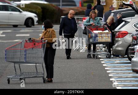 Lakeside Essex, UK. 3rd Nov, 2020. Last minute shoppers before lockdown at Costco on the Lakeside shopping centre retail park in West Thurrock Essex Credit: MARTIN DALTON/Alamy Live News Stock Photo