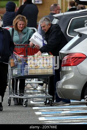 Lakeside Essex, UK. 3rd Nov, 2020. Last minute shoppers before lockdown at Costco on the Lakeside shopping centre retail park in West Thurrock Essex Credit: MARTIN DALTON/Alamy Live News Stock Photo
