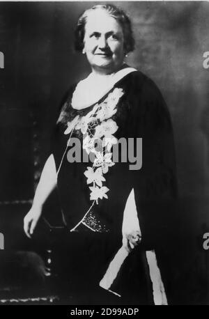 1930's , ITALY :  MARIA MONTESSORI  ( Chiaravalle , Ancona ,1870 - Noordwijk , Nederland ) educationist , pedagogue , the first italian woman graduated in Medicine - PEDAGOGIA - PEDAGOGO - PEDAGOGA - PEDAGOGISTA   ----  Archivio GBB Stock Photo