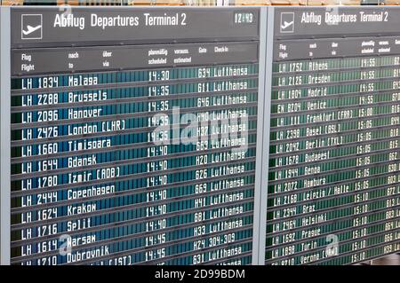 Abflug-Anzeigetafel am Flughafen Stock Photo