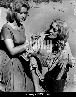 1962 , USA : Pubblicity shot with BETTE DAVIS and his daughter Barbara Davis ( B.D. ) Hyman on set of movie    WHAT EVER HAPPENED TO BABY JANE? ( Che fine ha fatto Baby Jane? ) by ROBERT ALDRICH , from a novel by Henry Farrell , WARNER BROS. and Seven Arts productions - CINEMA - FILM - REGISTA CINEMATOGRAFICO - TRILLER  - HORROR - FILM   ----- NOT FOR ADVERTISING USE --- NON PER USO PUBBLICITARIO --- NOT FOR GADGETS USE - WARNING: This photograph can only be reproduced by publications in conjunction with the promotion of the above film. For Editorial Use Only.------- Archivio GBB Stock Photo
