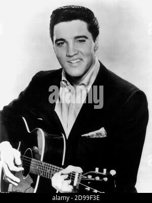 1958 :  ELVIS  PRESLEY  ( 1935 - 1977 ) in the movie KING CREOLE ( LA VIA DEL MALE ) , pubblicity still - ROCK N' ROLL ----  Archivio GBB Stock Photo