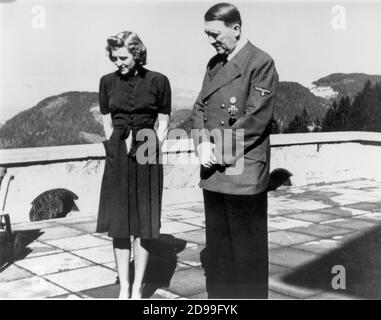 1940 c , Berchetesgaden , Alpes , BAVIERA , GERMANY  :  ADOLF  HITLER (Braunau am Inn 1889 - Berlin 1945 ) with his lover  EVA  BRAUN  ( Munchen 1912 - Berlin 1945 ) - WWII - NAZI - NAZIST - SECONDA GUERRA MONDIALE - NAZISMO - NAZISTA  ----  Archivio GBB Stock Photo
