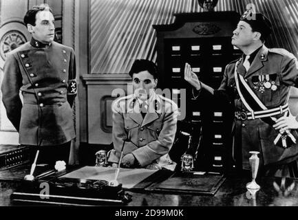 CHARLES CHAPLIN  ( 1889 - 1977 ) , Jack Oakie and Henry Daniell  in THE GREAT DICTATOR  ( 1940 - Il grande dittatore ) - divise militari - military uniform - HITLER - MUSSOLINI - WWII - Seconda guerra mondiale - scrivania - scrittoio - desk - decorazioni - medaglie - medals - NAZI - Nazist - nazismo - fascismo - fascist ----  Archivio GBB Stock Photo