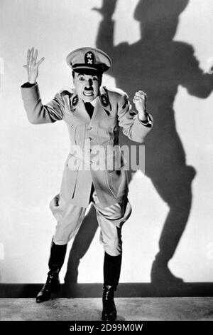 CHARLES  CHAPLIN ( 1889 - 1977 ) as HITLER look-a-like in THE GREAT DICTATOR  ( 1940 - Il grande dittatore ) - divisa militare - military uniform - stivali - boots - WWII - Seconda guerra mondiale - nazismo - nazi - nazist  - ombra - shadow ----  Archivio GBB Stock Photo