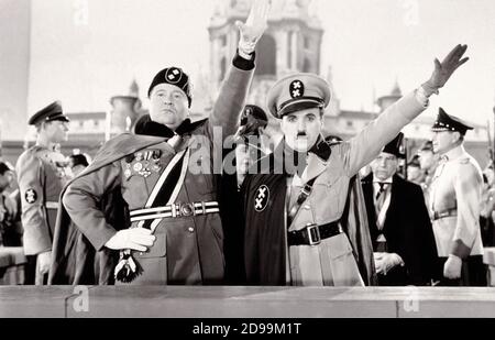 CHARLES  CHAPLIN ( 1889 - 1977 ) with Jack Oakie , Hitler and Mussolini in THE GREAT DICTATOR ( 1940 - Il grande dittatore ) - military uniform - uniforme militare - medals - medaglie - decorazioni - NAZISMO - FASCISMO - nazi - fascist - nazism - WWII - Seconda Guerra Mondiale - Propaganda  - gloves - guanti - glove - guanto ----  Archivio GBB Stock Photo
