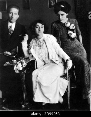 1909 c , ITALY : The italian poet  GUIDO  GOZZANO ( 1883 - 1916 ) with his lover , the poet woman AMALIA GUGLIELMINETTI (  1881 - 1941 ) and the silent screen movie actress LYDA BORELLI ( Countess CINI ,  1884 - 1960 ) - BELLE EPOQUE - SCRITTORE - POETA - LETTERATURA - Literature - POESIA - poetry - writer - ATTRICE - Cinema muto - Teatro - Theater - pizzo - lace - rosa - rose  - guanti - gloves - guanto - glove - tie - cravatta - divina - movie star ----  Archivio GBB Stock Photo