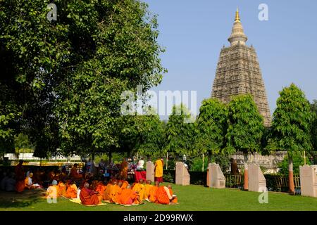 India Bodh Gaya - Buddhist Mahabodhi Temple Complex with monks Stock Photo
