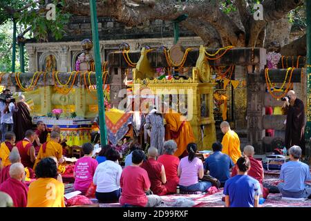 India Bodh Gaya - Mahabodhi Temple Bodhi tree Bodh gaya Bihar monk ceremony Stock Photo