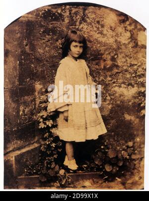 1858 , GREAT BRITAIN  : Alice Liddell ( the little Muse  model for ALICE IN WONDERLAND - 1865  ) portraied by the photographer, mathematician and writer LEWIS  CARROLL ( born Charles Lutwidge Dodgson ,  1832 -  1898 ) - LETTERATURA - LITERATURE - SCRITTORE - bambina - portrait - ritratto - child - personalità da giovani bambini - personality child  - ----  Archivio GBB