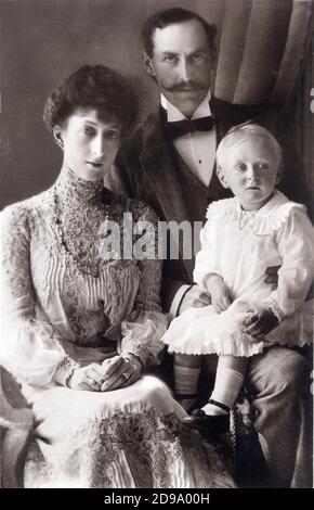 The King of Norway  HAAKON VII Haraldsen  prince of Denmark ( 1872 - 1957 ) from 1905 to 1957 . In this photo with son OLAV ( future King of Norway Olav V , 1903 - 1991 ) and his wife the Queen MAUD CHARLOTTE ( daugther of King of England EDWARD VII ). - REALI - Nobiltà danese e norvegese - ROYALTY - nobility - personality child - personalità da bambini piccoli - Danimarca - NORVEGIA - foto storiche - historic photograph - pizzo - lace - baffi - moustache - colletto - collar - cravatta papillon - tie - collana - necklace ----  Archivio GBB