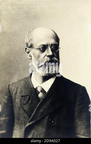 Karl  KAUTSKY  ( 1854 - 1938 ) marxist, german antibolshevik theorist and socialist leader , author of ' Erfurt program ' , founder of Socialdemocratic Indipendent Party ( 1917 )   -  POLITICO - POLITICA - TEORICO - IDEOLOGO - POLITICIAN - POLITICS - IDEOLOGIST - occhiali - glasses - collar - colletto - cravatta - tie - stempiato - stempiatura - calvizia - baldness - thinning at temples - barba bianca  - white  beard  ----  Archivio GBB Stock Photo