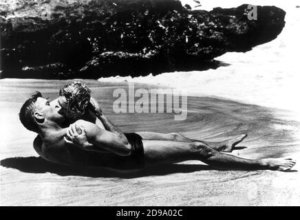 1953 , USA  : BURT LANCASTER  and  DEBORAH KERR  in FROM HER TO ETERNITY  ( Da qui all' eternità ) by  Fred Zinnemann , from a novel by James Jones  - CINEMA - FILM - MOVIE - bacio - KISS - abbraccio - embrace - man swimsuit - spiaggia - beach - Hollywood  ----  Archivio GBB Stock Photo