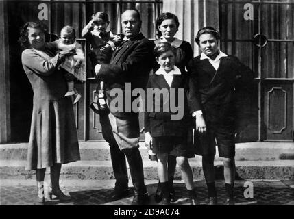 1928 , Villa Torlonia, Rome , ITALY :  The italian Fascist dictator   Duce   BENITO MUSSOLINI ( 1883 - 1945 )  family: the wife RACHELE  GUIDI ( 1890 - 1979 ) , the sons EDDA ( 1910 - 1995 married with Count Galeazzo Ciano ), VITTORIO ( 1916 - 1997 ) , BRUNO ( 1918 - 1941 ), ROMANO ( born 1927 ) and ANNA MARIA ( born 1929 ) ----  Archivio GBB Stock Photo