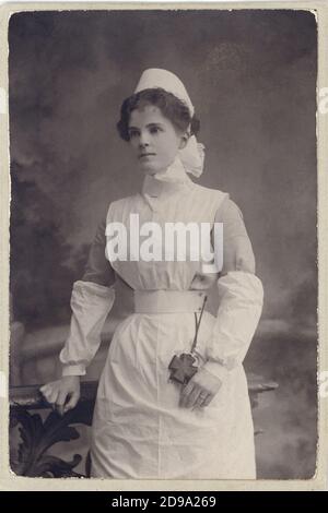 1895 ca ,  , GREAT BRITAIN : The british woman CATHERINE   Leigh JOYNES ( Eton , 1857 - Lyme Regis , 1919 ) in Nurse uniform , married in 1879 with  HENRY Stephens SALT ( 1851 - 1939 ), the celebrated writer , pacifist , friend of Mahatma  GANDHI , Edward Carpenter , George Bernhard Shaw and founder of british Vegetarian Society . Catherine  was the daughter of Reverend James Leigh Joynes ( 1824 - 1908 ) Eton professor  -  KATE - LETTERATO - SCRITTORE - LETTERATURA - Literature  - portrait - ritratto - cuffia - INFERMIERA - HOSPITAL - OSPEDALE - uniforme - hat - cappello  - epoca Vittoriana - Stock Photo