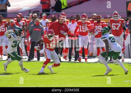 Kansas City, Missouri, USA. 01st Nov, 2020. Kansas City Chiefs wide receiver Byron Pringle (13) jukes two Jets defensive players during the NFL Football Game between the New York Jets and the Kansas City Chiefs at Arrowhead Stadium in Kansas City, Missouri. Kendall Shaw/CSM/Alamy Live News Stock Photo