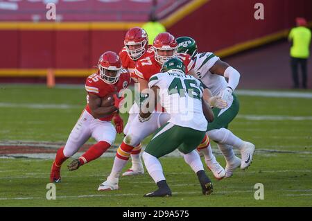 Kansas City, Missouri, USA. 01st Nov, 2020. Kansas City Chiefs running back Clyde Edwards-Helaire (25) runs behind the blocking of Kansas City Chiefs offensive guard Andrew Wylie (77) during the NFL Football Game between the New York Jets and the Kansas City Chiefs at Arrowhead Stadium in Kansas City, Missouri. Kendall Shaw/CSM/Alamy Live News Stock Photo