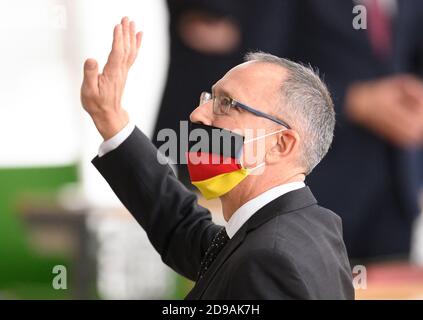 Dresden, Germany. 04th Nov, 2020. Jörg Urban, parliamentary party leader of the AfD in Saxony, waves before the beginning of the session of the Saxon state parliament. Credit: Robert Michael/dpa-Zentralbild/dpa/Alamy Live News Stock Photo