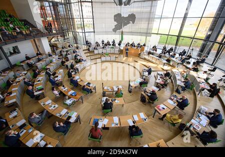 Dresden, Germany. 04th Nov, 2020. View into the plenary hall, while Michael Kretschmer (CDU), Prime Minister of Saxony, holds his government statement on the corona pandemic at the session of the Saxon state parliament. Credit: Robert Michael/dpa-Zentralbild/dpa/Alamy Live News Stock Photo