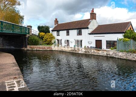 Canalside cottage on the Chesterfield Canal in Clayworth near Retford Stock Photo