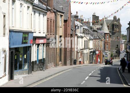 Maybole, Ayrshire, Scotland, Maybole is a town and former burgh of barony and police burgh in South Ayrshire, Scotland. Pop. 4,760. It is situated 9 miles south of Ayr and 50 miles southwest of Glasgow. At the bottom of the street is Maybole Castle one of the oldest buildings in the street Stock Photo