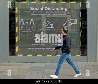 Glasgow, Scotland, UK, 4tht November, 2020: Coronavirus continues to dictate shopping with masks and bleakness order of the day. Credit: Gerard Ferry/Alamy Live News Stock Photo