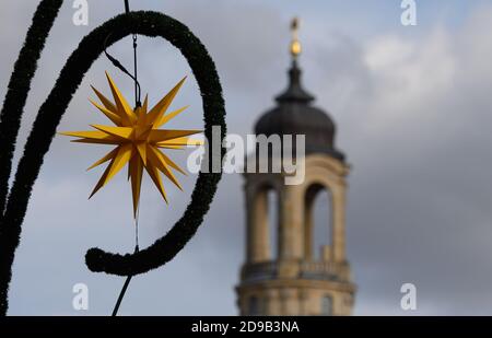 Dresden, Germany. 04th Nov, 2020. A poinsettia is placed on the Altmarkt in front of the Frauenkirche. It was to be part of the decoration for the 586th Striezelmarkt, which this year was supposed to start as early as November, but cannot take place as planned due to the partial lockdown. Credit: Robert Michael/dpa-Zentralbild/ZB/dpa/Alamy Live News Stock Photo