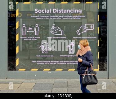 Glasgow, Scotland, UK, 4tht November, 2020: Coronavirus continues to dictate shopping with masks and bleakness order of the day. Credit: Gerard Ferry/Alamy Live News Stock Photo