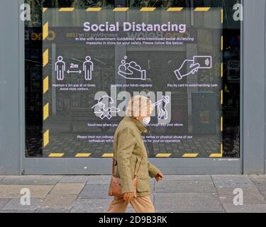 Glasgow, Scotland, UK, 4tht November, 2020: Coronavirus continues to dictate shopping with masks and bleakness order of the day. Credit: Gerard Ferry/Alamy Live News Stock Photo