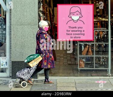 Glasgow, Scotland, UK, 4tht November, 2020: Coronavirus continues to dictate shopping with masks and bleakness order of the day. Credit: Gerard Ferry/Alamy Live News Stock Photo