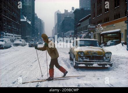 New York Manhattan, snow. An office worker going to work on his skis, 6th February 1979. Don Pepe Hotel opposite the Park Pyramid garage 1970s USA  HOMER SYKES Stock Photo