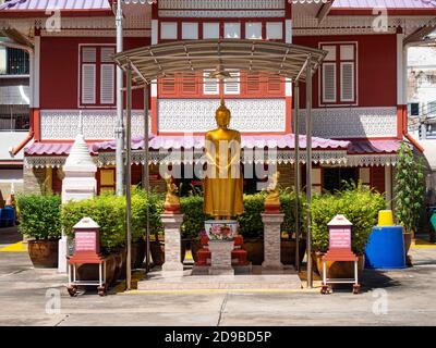 Golden Buddha image at Wat Suan Phlu, a community temple in Bang Rak, Bangkok, Thailand. Stock Photo