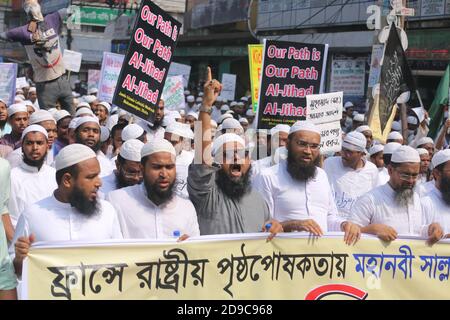 Dhaka, Bangladesh. 28th Oct, 2020. Bangladeshi Muslim protesters chant slogans while holding up a banner during the demonstration against the French President in Dhaka.Thousands of Muslim protesters hold a march calling for the boycott of French products and denouncing French president Emmanuel Macron for his remarks ''˜not to give up cartoons depicting Prophet Mohammed'. Macron's remarks came in response to the beheading of a teacher, Samuel Paty, outside his school in a suburb outside Paris earlier this month, after he had shown cartoons of the Prophet Mohammed during a class he was lea