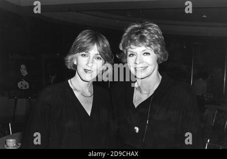 Los Angeles.CA.USA.  LIBRARY.  Patrica Hodge and Susannah York at an event. January 1987. Updated:02.11.2020 Ref:LMK30-SLIB021120PBOR-001 Peter Borsari/PIP-Landmark MediaWWW.LMKMEDIA.COM.