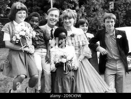 ACTOR CHRISTOPHER TIMOTHY MARRIES ANNIE SWATTON AT CHICHESTER REGISTRY OFFICE. THE COUPLE ARE PICTURED WITH THEIR FAMILY. L TO R. ARE, TABATHA (11) DAVID (7), CHRISTOPHER (41) KATE (9), ANNI, NICHOLAS (15) AND SIMON (16). 1981 . Stock Photo
