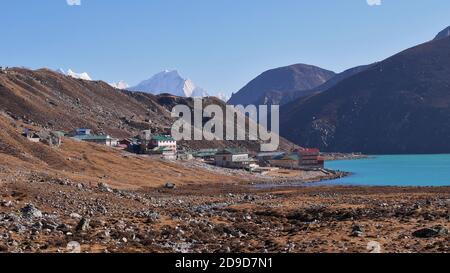 Small Sherpa village Gokyo (4,860 m), Sagarmatha National Park, Himalayas, Nepal located on the shore of turquoise colored third lake. Stock Photo