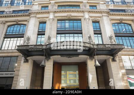 FRANCE. PARIS (75) 1ST DISTRICT. RUE DU PONT NEUF. THE HEAD OFFICE OF THE LOUIS  VUITTON COMPANY (LVMH) OF BERNARD ARNAULT Stock Photo - Alamy