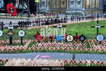 Wreaths, poppies and crosses placed all around the green in front of the abbey Hundreds of crosses with poppies are being laid in the grounds of the abbey during the Preparations for the Remembrance Day service at Westminster Abbey. Stock Photo