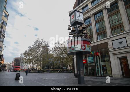 London UK 05 November 2020 On the first day of Lockdown the normally busy mayor streets of London are empty of shoppers. Leicester Square  at lunch time Paul Quezada-Neiman/Alamy Live News Stock Photo