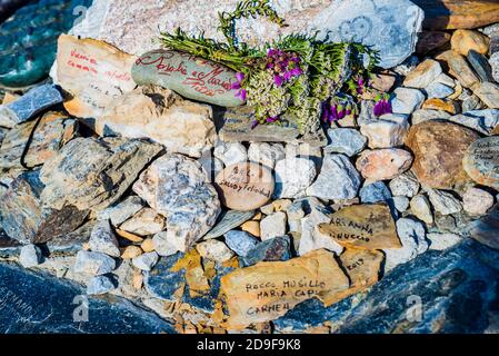 Memories left by the pilgrims next to the monument to the pilgrim of the Alto de San Roque (altitude of 1270 m), work of the Galician sculptor José Ma Stock Photo