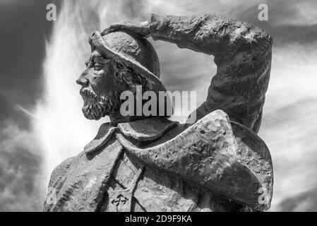 Dramatic image of the monument to the pilgrim of the Alto de San Roque (altitude of 1270 m), work of the Galician sculptor José María Acuña, is a stat Stock Photo
