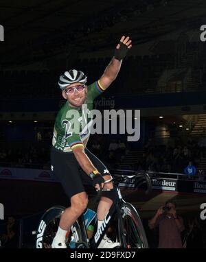Mark Cavendish waves to the crowd. Riders were taking part in the Six Day track championship at Lee Valley Velodrome, London Stock Photo