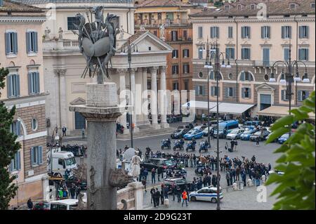 Roma 05 11 Funerale Di Gigi Proietti Arrivo Del Corteo Funebre In Piazza Del Popolo C Andrea Sabbadini Stock Photo Alamy