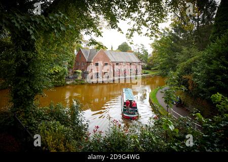 Bridgewater Canal Worsley with its Iron Ore coloured water Stock Photo