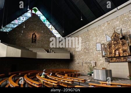 Salvatorkirche mit Pietà und Altar Schmerzhafte Mutter von Heimbach im Antwerpener Retabel, Nordrhein-Westfalen, Deutschland Stock Photo